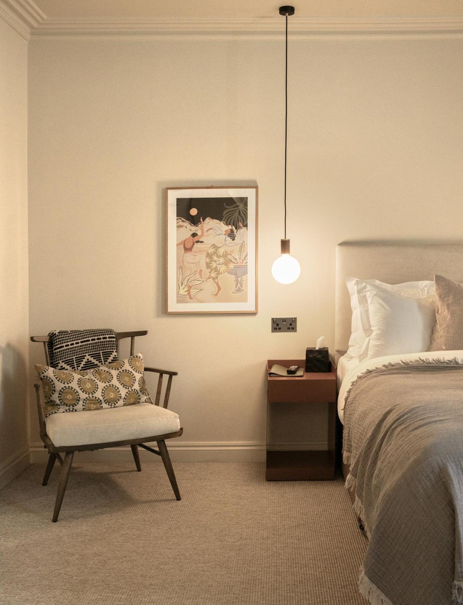 Leighton House - Boutique Guesthouse Μπαθ Εξωτερικό φωτογραφία A bedroom with a light bulb
