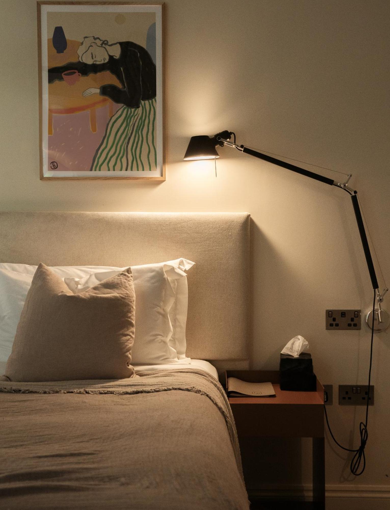 Leighton House - Boutique Guesthouse Μπαθ Εξωτερικό φωτογραφία A wall-mounted lamp