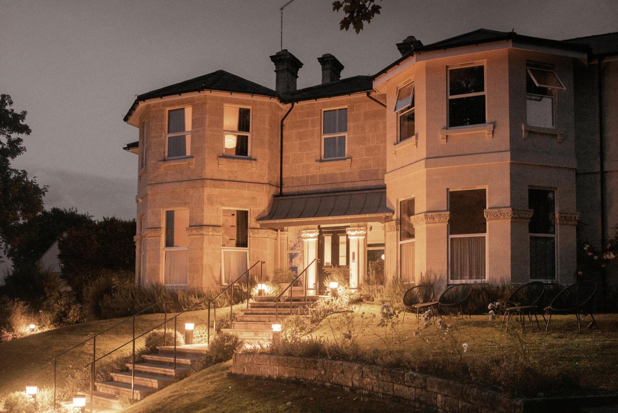 Leighton House - Boutique Guesthouse Μπαθ Εξωτερικό φωτογραφία The main house at night
